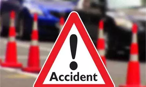 Bihar: तेज रफ्तार स्कॉर्पियो खड़ी ट्रक से टकराई , 4 युवक घायल