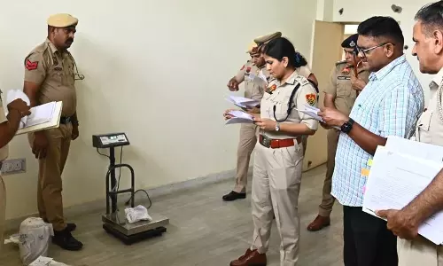 Haryana: मादक पदार्थ मामलों में जब्त संपत्तियों का निरीक्षण किया गया Haryana: मादक पदार्थ मामलों में जब्त संपत्तियों का निरीक्षण किया गया