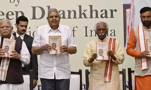 VP Dhankar ने राज्यपाल की पुस्तक का विमोचन किया
