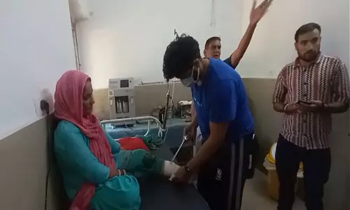 Akhnoor में पाकिस्तान की गोलाबारी में महिला घायल, परिवार ने कहा डर नहीं है Akhnoor में पाकिस्तान की गोलाबारी में महिला घायल, परिवार ने कहा डर नहीं है
