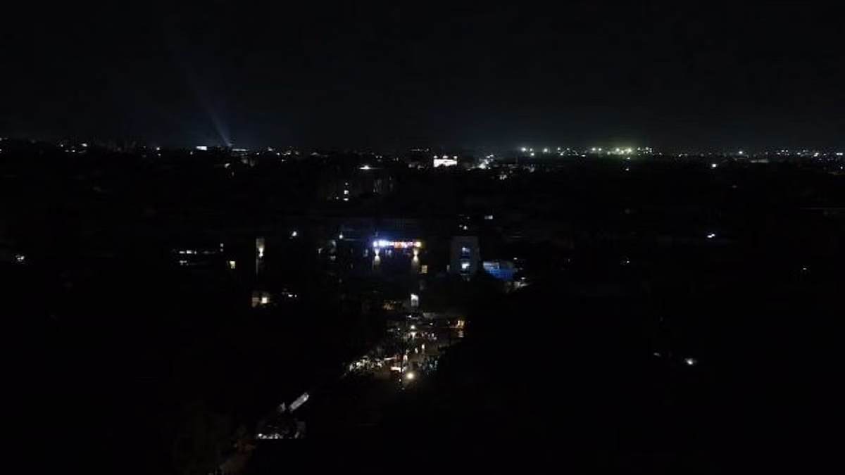 Bareilly में ब्लैक आउट के बाद कंट्रोल रूम स्थापित, कर्मचारियों की शिफ्टों में तैनाती Bareilly में ब्लैक आउट के बाद कंट्रोल रूम स्थापित, कर्मचारियों की शिफ्टों में तैनाती