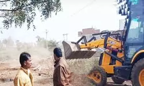 Bareilly: अतिक्रमण हटाने पर डायल 112 कर्मी ने किया JE से हाथापाई Bareilly: अतिक्रमण हटाने पर डायल 112 कर्मी ने किया JE से हाथापाई