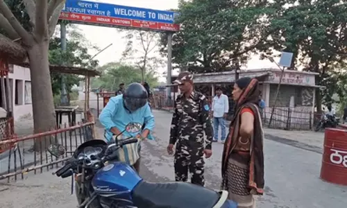 भारत-नेपाल सीमा पर सुरक्षा कड़ी, सोशल मीडिया का सही उपयोग करने का दिया जा रहा सुझाव भारत-नेपाल सीमा पर सुरक्षा कड़ी, सोशल मीडिया का सही उपयोग करने का दिया जा रहा सुझाव
