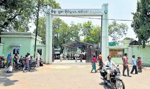 चपरासी द्वारा ड्यूटी रोस्टर का प्रबंधन करने पर MCH स्टाफ नाराज