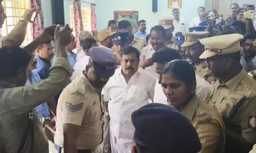 मंत्रियों की बैठक में हंगामा, दो AIADMK विधायक हिरासत में लिए गए