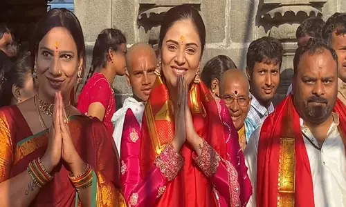 दक्षिण की अभिनेत्री Srimukhi ने श्री वेंकटेश्वर मंदिर में पूजा-अर्चना की