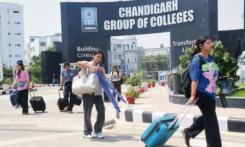 Chandigarh: स्कूल-कॉलेज बंद होने से छात्र घर की ओर भाग रहे Chandigarh: स्कूल-कॉलेज बंद होने से छात्र घर की ओर भाग रहे