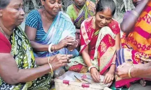Kendrapada में बीड़ी बनाने वालों को बेसहारा छोड़ दिया गया Kendrapada में बीड़ी बनाने वालों को बेसहारा छोड़ दिया गया