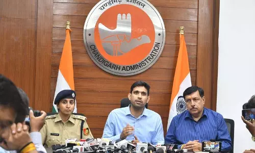 Chandigarh: संभावित ड्रोन हमले की आशंका के चलते वाणिज्यिक इकाइयां समय से पहले बंद कर दी Chandigarh: संभावित ड्रोन हमले की आशंका के चलते वाणिज्यिक इकाइयां समय से पहले बंद कर दी