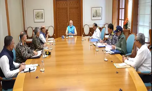 PM मोदी ने रक्षा मंत्री राजनाथ सिंह, CDS और सशस्त्र सेना प्रमुखों के साथ उच्च स्तरीय बैठक की अध्यक्षता की PM मोदी ने रक्षा मंत्री राजनाथ सिंह, CDS और सशस्त्र सेना प्रमुखों के साथ उच्च स्तरीय बैठक की अध्यक्षता की