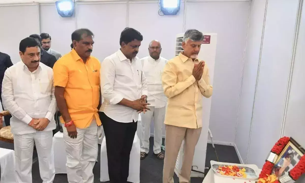 Andhra: नायडू ने मुरली नाइक को श्रद्धांजलि अर्पित की