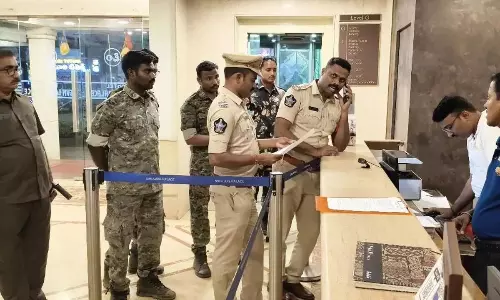 Andhra: पुलिस ने जिले भर के होटलों में औचक निरीक्षण किया Andhra: पुलिस ने जिले भर के होटलों में औचक निरीक्षण किया