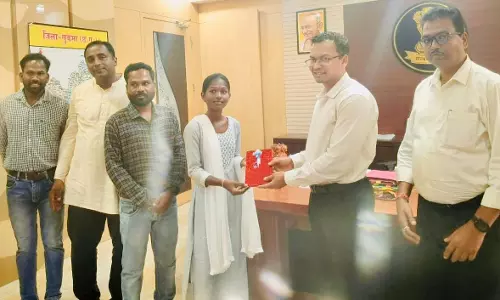 कलेक्टर देवेश कुमार ध्रुव ने टॉपर बच्चों को किया सम्मानित