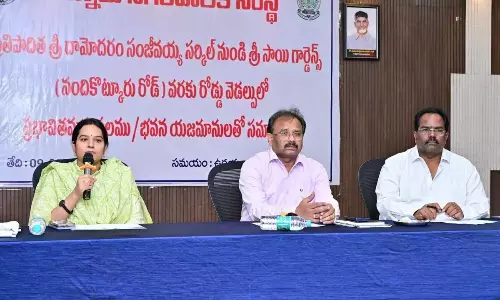 Andhra: जेसी नव्या ने भूस्वामियों से सड़क चौड़ीकरण में सहयोग करने का आग्रह किया Andhra: जेसी नव्या ने भूस्वामियों से सड़क चौड़ीकरण में सहयोग करने का आग्रह किया