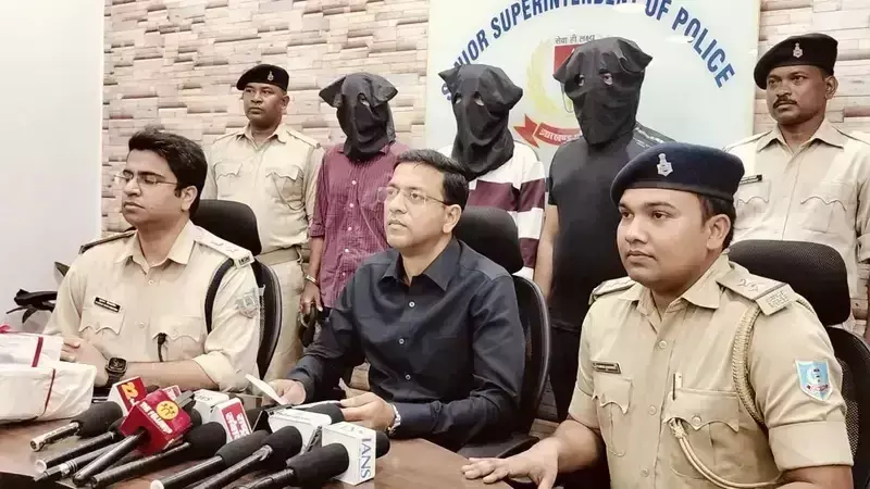 Jamshedpur में कारोबारी पर फायरिंग, तीन आरोपी गिरफ्तार Jamshedpur में कारोबारी पर फायरिंग, तीन आरोपी गिरफ्तार