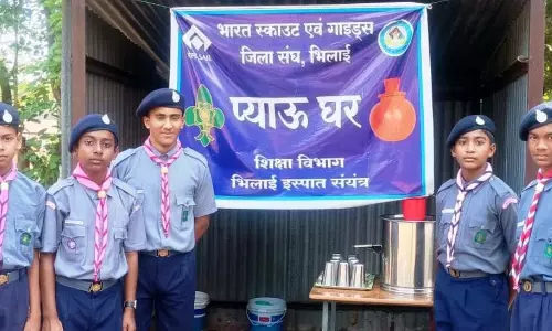 स्काउट-गाइड ने शीतल पेयजल से की राहगीरों की सेवा