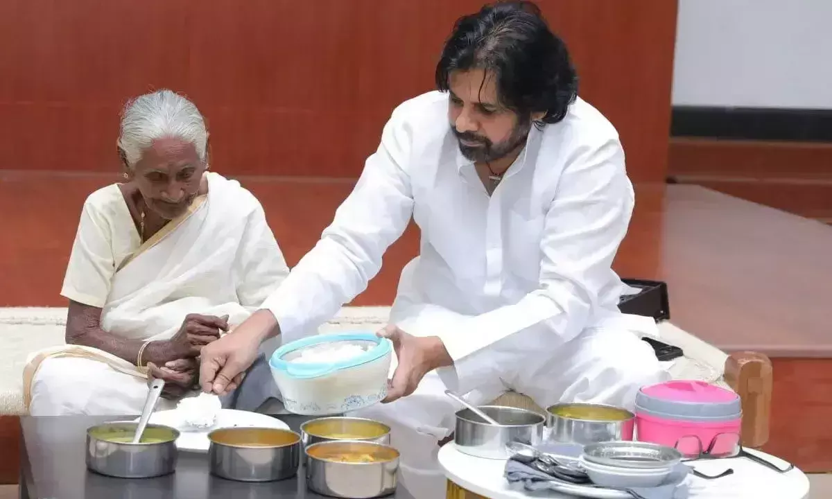 Andhra: पवन ने बुजुर्ग महिला के साथ बिताए पलों को साझा किया Andhra: पवन ने बुजुर्ग महिला के साथ बिताए पलों को साझा किया