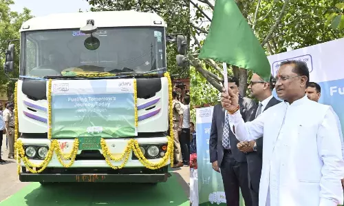 CM विष्णुदेव साय ने देश के पहले हाइड्रोजन फ्यूल ट्रक को दिखाई हरी झंडी CM विष्णुदेव साय ने देश के पहले हाइड्रोजन फ्यूल ट्रक को दिखाई हरी झंडी