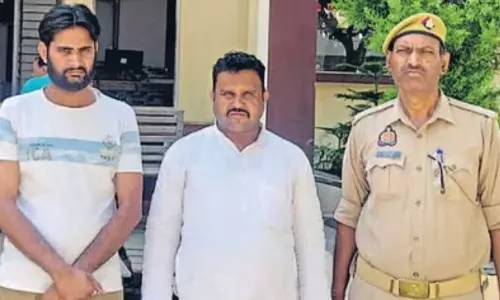 Bareilly: महिला से अभद्रता पर हिंदू संगठनों का आक्रोश, पुलिस ने दो आरोपियों को दबोचा Bareilly: महिला से अभद्रता पर हिंदू संगठनों का आक्रोश, पुलिस ने दो आरोपियों को दबोचा