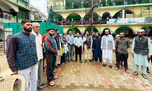 पाक गोलाबारी के बीच LOC के ग्रामीण सुरक्षित स्थानों पर जा रहे