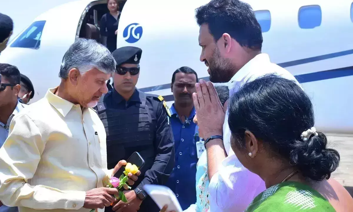 Andhra: पुट्टपर्थी एयरपोर्ट पर सीएम नायडू का हुआ भव्य स्वागत