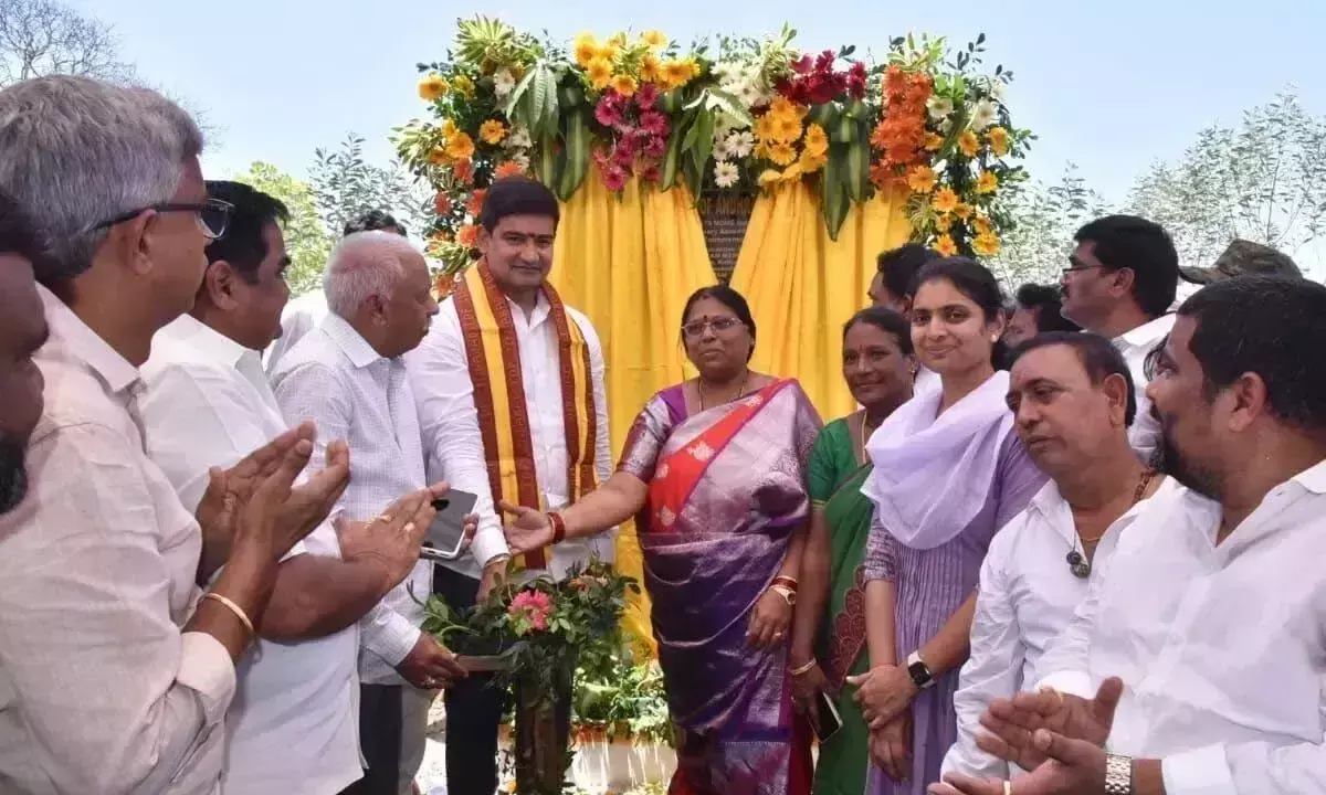 Andhra: मंत्री ने उद्यमियों से राज्यों में उद्योग स्थापित करने का आग्रह किया