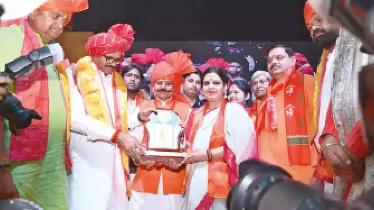 मंदिर कार्यकर्ता यमुना पाठक को भारत गौरव सनातन सम्मान से सम्मानित किया गया