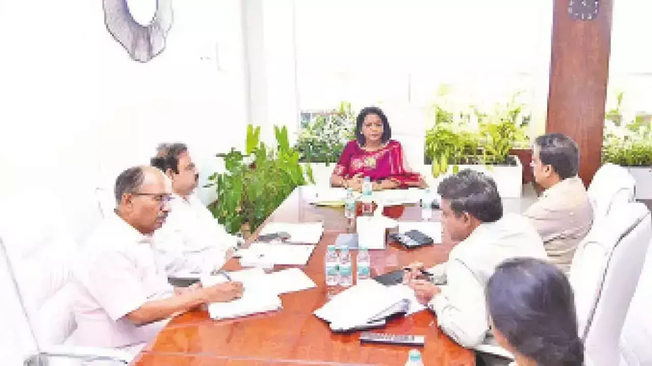 Telangana: मेयर ने प्रभावित परिवारों को मुआवजा सौंपा Telangana: मेयर ने प्रभावित परिवारों को मुआवजा सौंपा