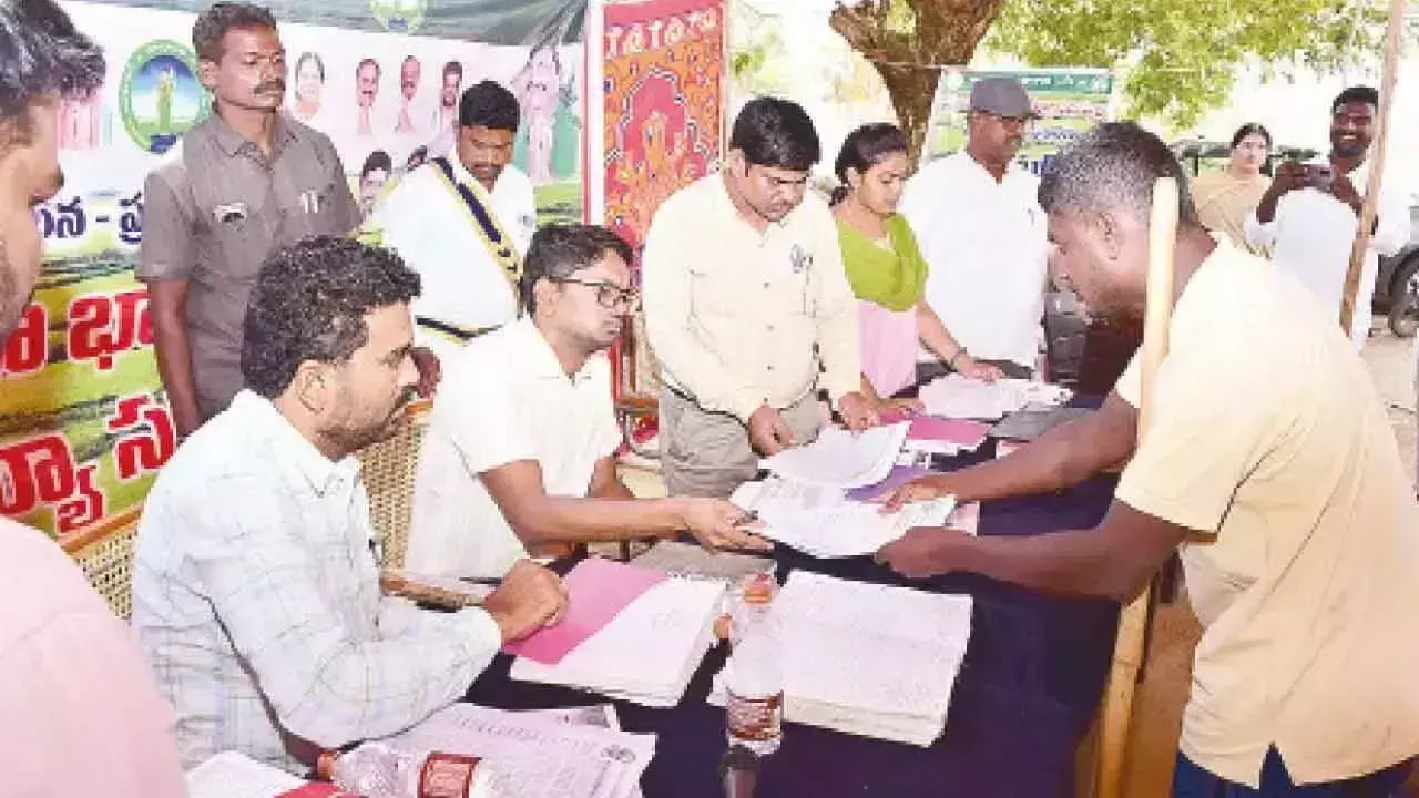 Collector ने भूभारती राजस्व बैठक का निरीक्षण किया