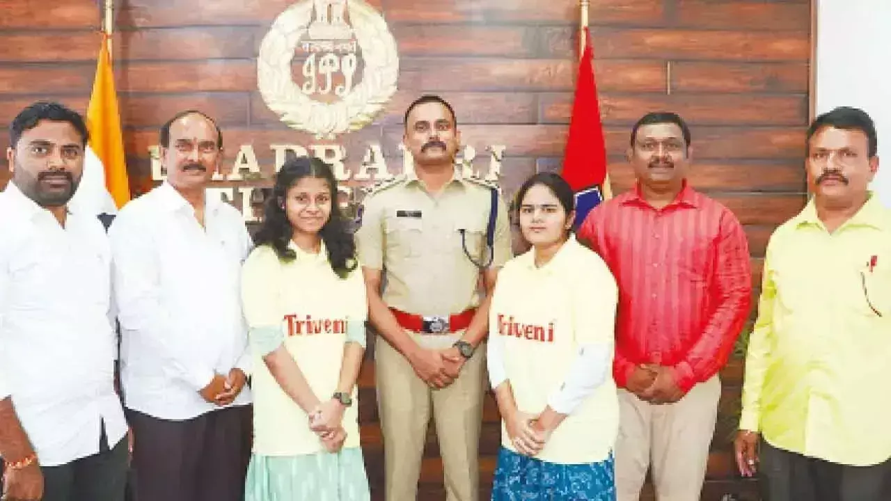 SP ने SSC परीक्षा परिणाम में उत्कृष्ट प्रदर्शन के लिए त्रिवेणी के छात्रों को बधाई दी SP ने SSC परीक्षा परिणाम में उत्कृष्ट प्रदर्शन के लिए त्रिवेणी के छात्रों को बधाई दी