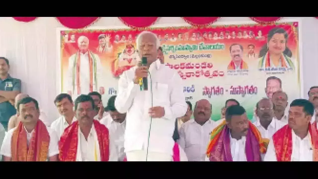 Telangana: मंदिर की भूमि की रक्षा करें, विधायक कादियाम ने नए ट्रस्टियों से कहा Telangana: मंदिर की भूमि की रक्षा करें, विधायक कादियाम ने नए ट्रस्टियों से कहा