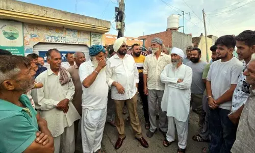Jammu: सीमा पर तनाव के बीच टोनी ने बाड़ के पास स्थित अंतिम गांव का दौरा किया Jammu: सीमा पर तनाव के बीच टोनी ने बाड़ के पास स्थित अंतिम गांव का दौरा किया