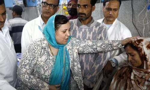 Jammu: सकीना इटू, जावेद डार ने बारामूला, उरी के गोलाबारी प्रभावित क्षेत्रों का दौरा किया Jammu: सकीना इटू, जावेद डार ने बारामूला, उरी के गोलाबारी प्रभावित क्षेत्रों का दौरा किया