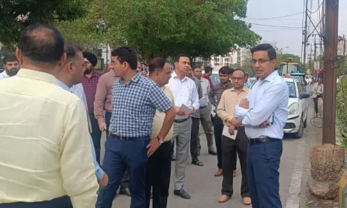 Noida: प्रशासन ने दो अभियन्ताओं का वेतन रोका, संविदाकार पर जुर्माना ठोका Noida: प्रशासन ने दो अभियन्ताओं का वेतन रोका, संविदाकार पर जुर्माना ठोका