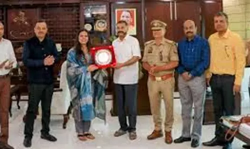 Lucknow: डीजीपी प्रशान्त कुमार ने यूपीएससी टॉपर शक्ति दुबे को किया सम्मानित Lucknow: डीजीपी प्रशान्त कुमार ने यूपीएससी टॉपर शक्ति दुबे को किया सम्मानित