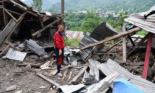Kashmir में नियंत्रण रेखा पर पाक गोलाबारी में एक महिला की मौत, कई घर क्षतिग्रस्त Kashmir में नियंत्रण रेखा पर पाक गोलाबारी में एक महिला की मौत, कई घर क्षतिग्रस्त