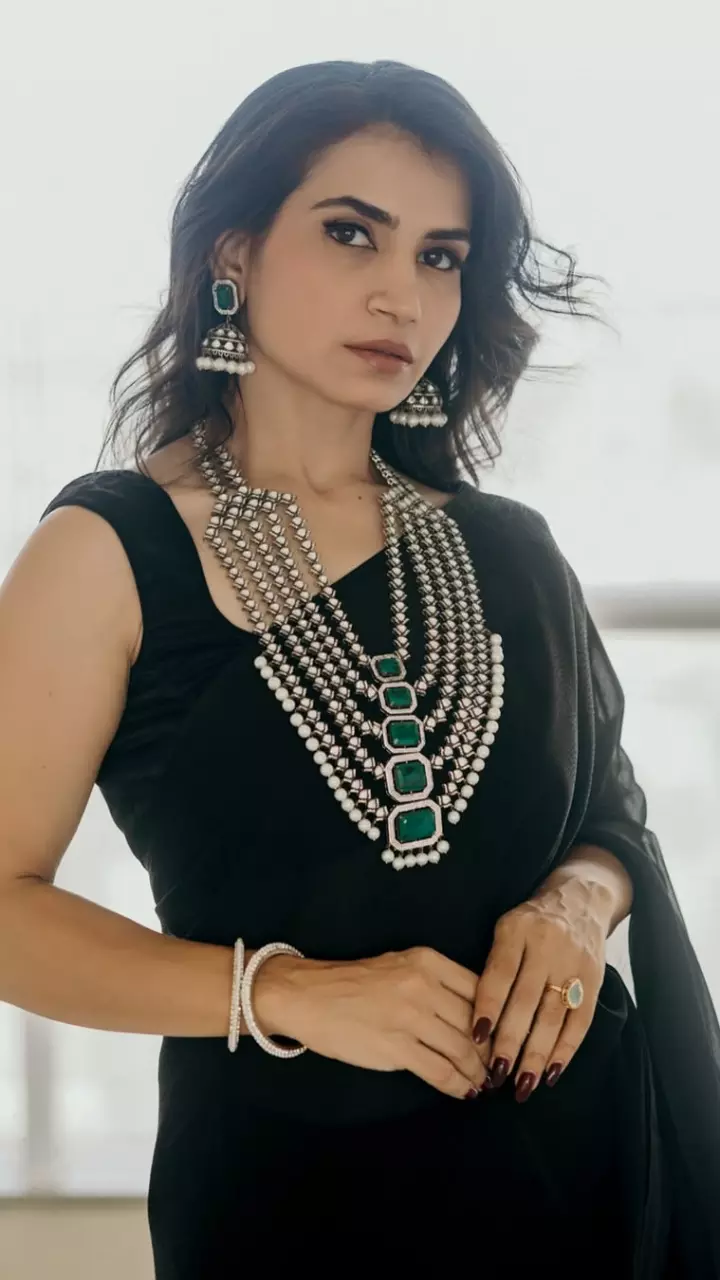 प्रिया आहूजा का सिजलिंग लुक दिखा