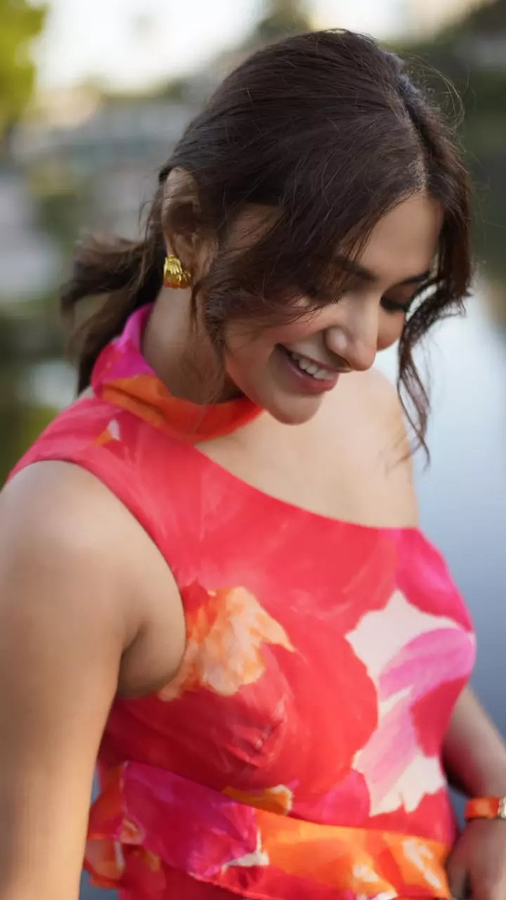 Jiya Shankar ने कैमरे के सामने दिखाए नखरे