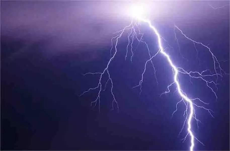 Uttarakhand: आकाशीय बिजली गिरने से किशोरी की मौत, महिला घायल Uttarakhand: आकाशीय बिजली गिरने से किशोरी की मौत, महिला घायल