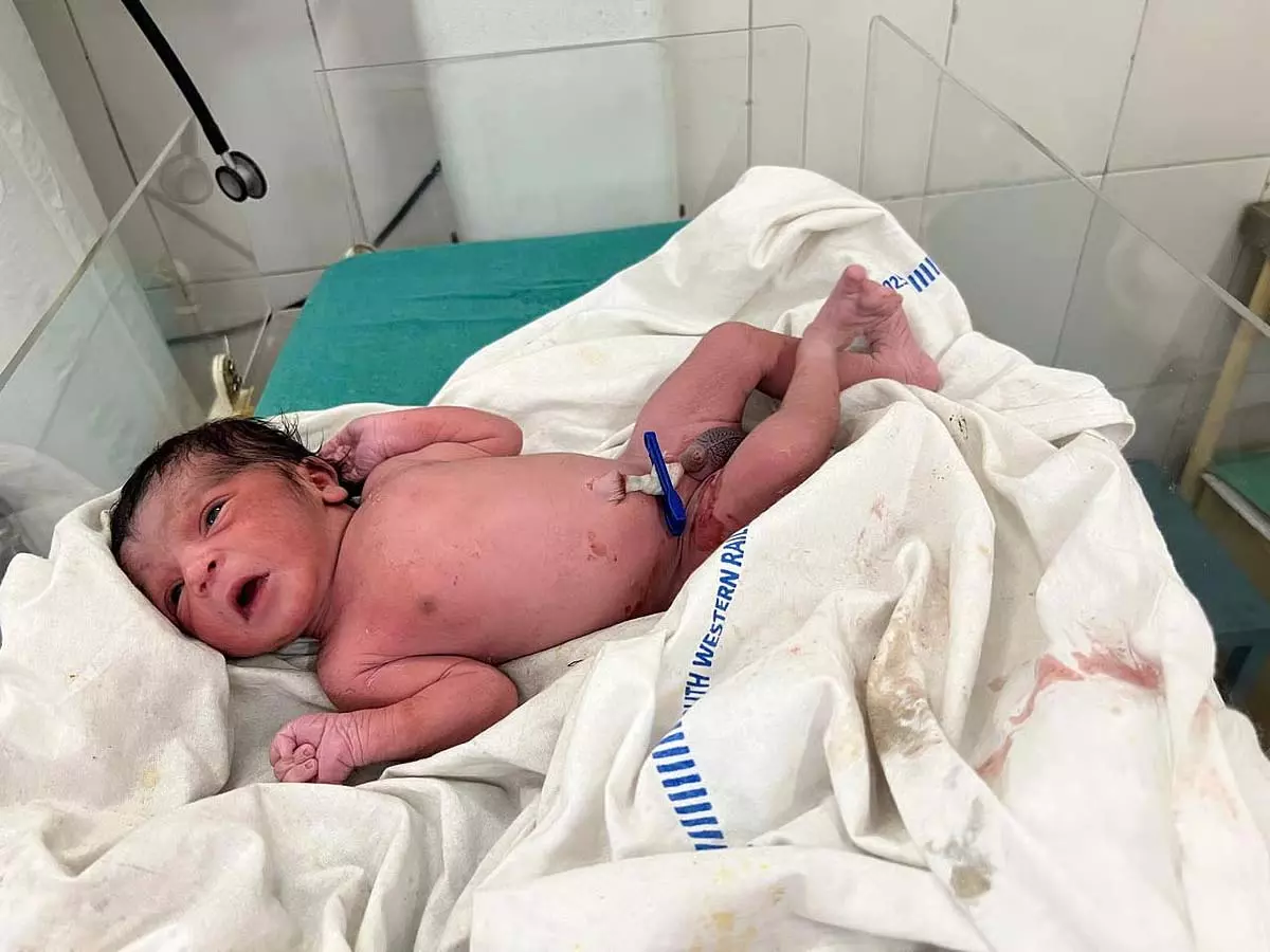 MP : जबलपुर रेलवे प्लेटफॉर्म पर महिला ने दिया बच्चे को जन्म MP : जबलपुर रेलवे प्लेटफॉर्म पर महिला ने दिया बच्चे को जन्म