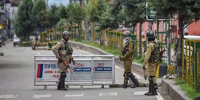 जम्मू-कश्मीर में आतंकवादी गोलीबारी: भारतीय जवान घायल जम्मू-कश्मीर में आतंकवादी गोलीबारी: भारतीय जवान घायल