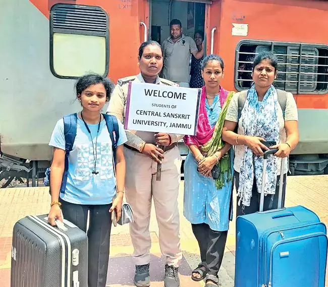 Odisha : जम्मू से ओडिशा पहुंचे छात्र Odisha : जम्मू से ओडिशा पहुंचे छात्र