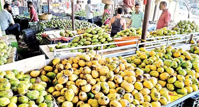 Brahmpura : आम और फल बाजार में चहल-पहल Brahmpura : आम और फल बाजार में चहल-पहल