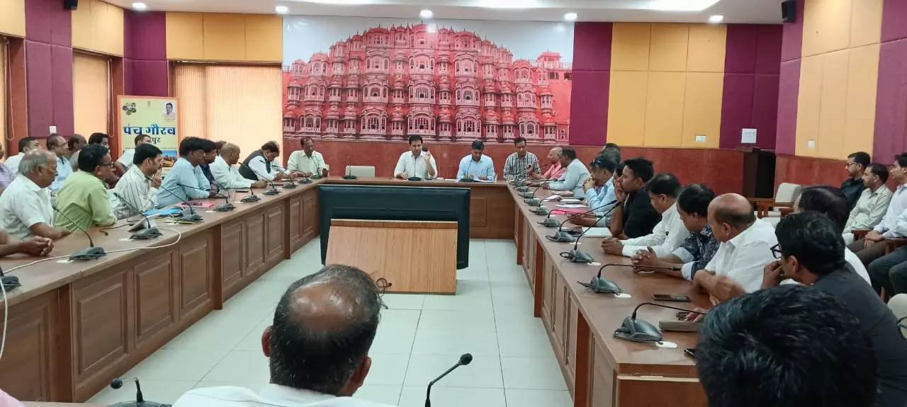 Jaipur: जिला कलेक्टर की अपील पर व्यापार मंडल ने की सायरन लगाने की घोषणा Jaipur: जिला कलेक्टर की अपील पर व्यापार मंडल ने की सायरन लगाने की घोषणा