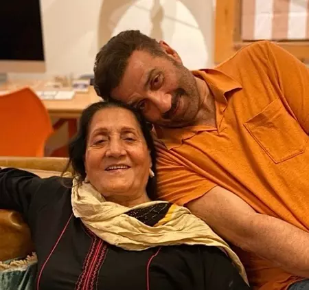 मदर्स डे पर भावुक हुए सनी देओल और अनुपम खेर मदर्स डे पर भावुक हुए सनी देओल और अनुपम खेर