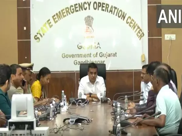 Gujarat के गृह मंत्री हर्ष संघवी ने राज्य आपातकालीन परिचालन केंद्र में बैठक की Gujarat के गृह मंत्री हर्ष संघवी ने राज्य आपातकालीन परिचालन केंद्र में बैठक की