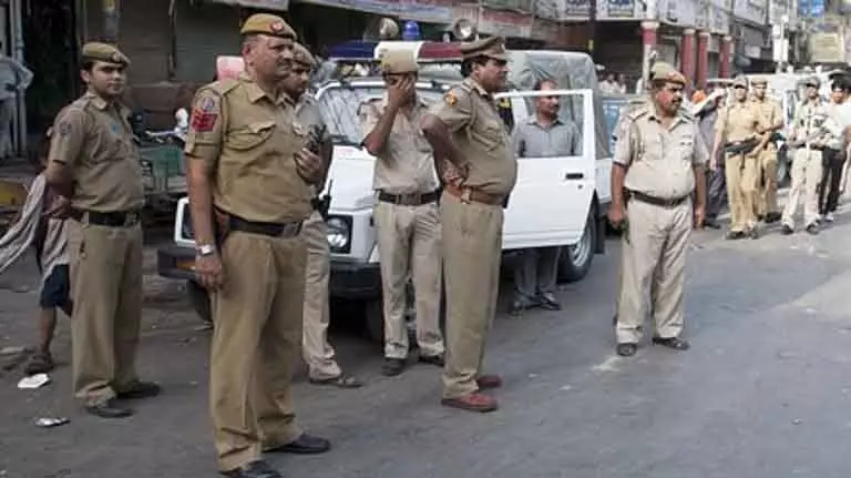 17 साल से फरार चल रहा बलात्कार-हत्या का आरोपी चलती ट्रेन में पकड़ा गया 17 साल से फरार चल रहा बलात्कार-हत्या का आरोपी चलती ट्रेन में पकड़ा गया