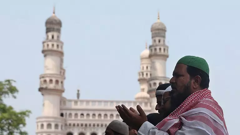 Hyderabad में कश्मीरियों ने दिखाया लचीलापन और सतर्कता का मिश्रण Hyderabad में कश्मीरियों ने दिखाया लचीलापन और सतर्कता का मिश्रण
