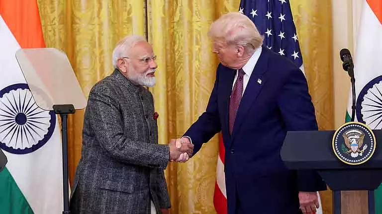 ट्रम्प ने व्यापार बढ़ाने का वादा, संघर्ष विराम के बाद भारत-पाकिस्तान नेताओं की प्रशंसा ट्रम्प ने व्यापार बढ़ाने का वादा, संघर्ष विराम के बाद भारत-पाकिस्तान नेताओं की प्रशंसा