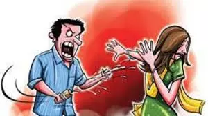 Lucknow में महिला वकील पर एसिड फेंकने की कोशिश, आरोपी गिरफ्तार Lucknow में महिला वकील पर एसिड फेंकने की कोशिश, आरोपी गिरफ्तार